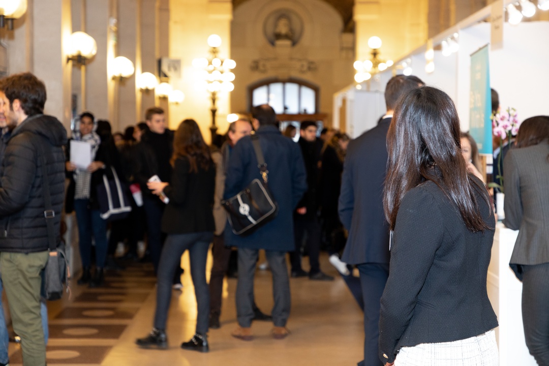 Femme de dos dans les couloirs d'une université